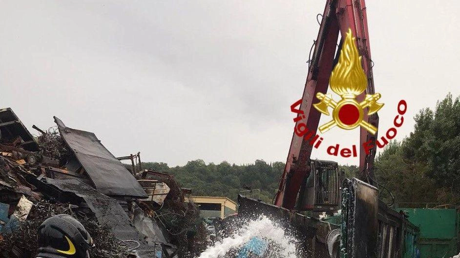 Incendio all’autodemolizione Ciotti di Deruta. Allarme per le fiamme e il fumo visibili anche a distanza. Grazie al rapido... Incendio all’autodemolizione Ciotti di Deruta. Allarme per le fiamme e il fumo visibili anche a distanza. Grazie al rapido...