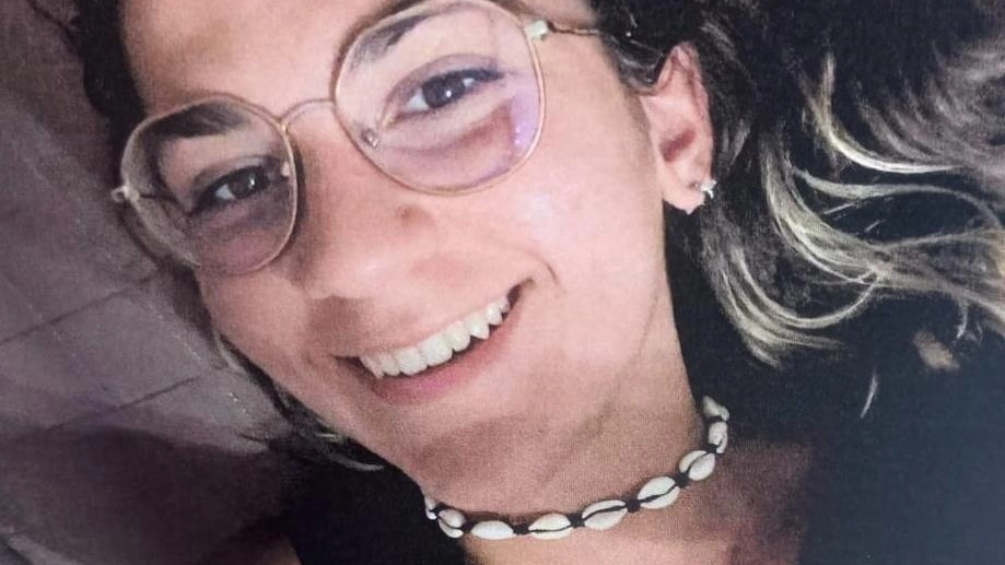 Funerale commovente per Clarissa Burzi, 15enne scomparsa in incidente. Amici, familiari e maestro di scherma le rendono omaggio per la sua determinazione e passione per l'arte e lo sport.