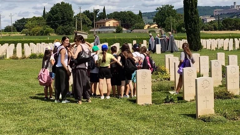 Non solo autorità civili e militari ma anche bambini delle scuole alla cerimonia dell’81esimo anniversario della Liberazione di Assisi dal nazifascismo Non solo autorità civili e militari ma anche bambini delle scuole alla cerimonia dell’81esimo anniversario della Liberazione di Assisi dal nazifascismo