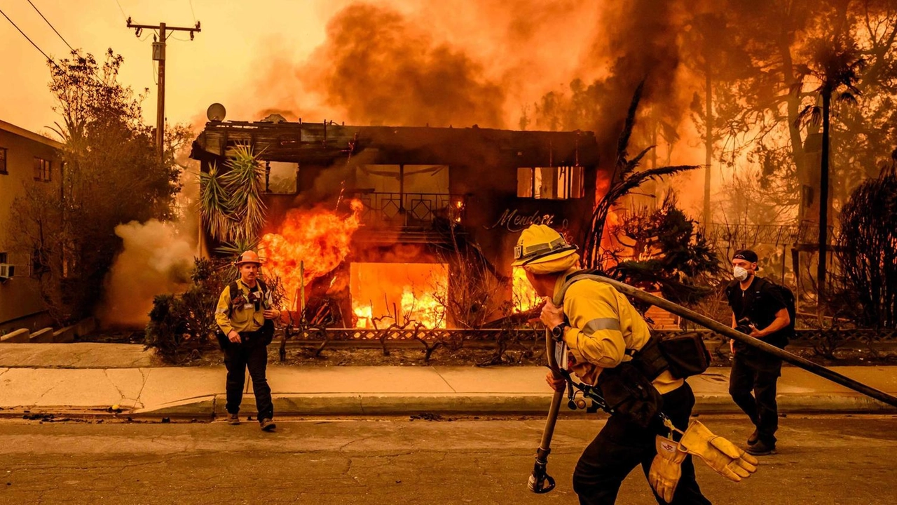 Paolo Odierna, pratese, dal 2017 vive e lavora in California. La sua abitazione è a pochi chilometri dai roghi "Qui la situazione è ancora drammatica. Con gli sbalzi di elettricità 60 mila dollari di danni al ristorante" . Paolo Odierna, pratese, dal 2017 vive e lavora in California. La sua abitazione è a pochi chilometri dai roghi "Qui la situazione è ancora drammatica. Con gli sbalzi di elettricità 60 mila dollari di danni al ristorante" .