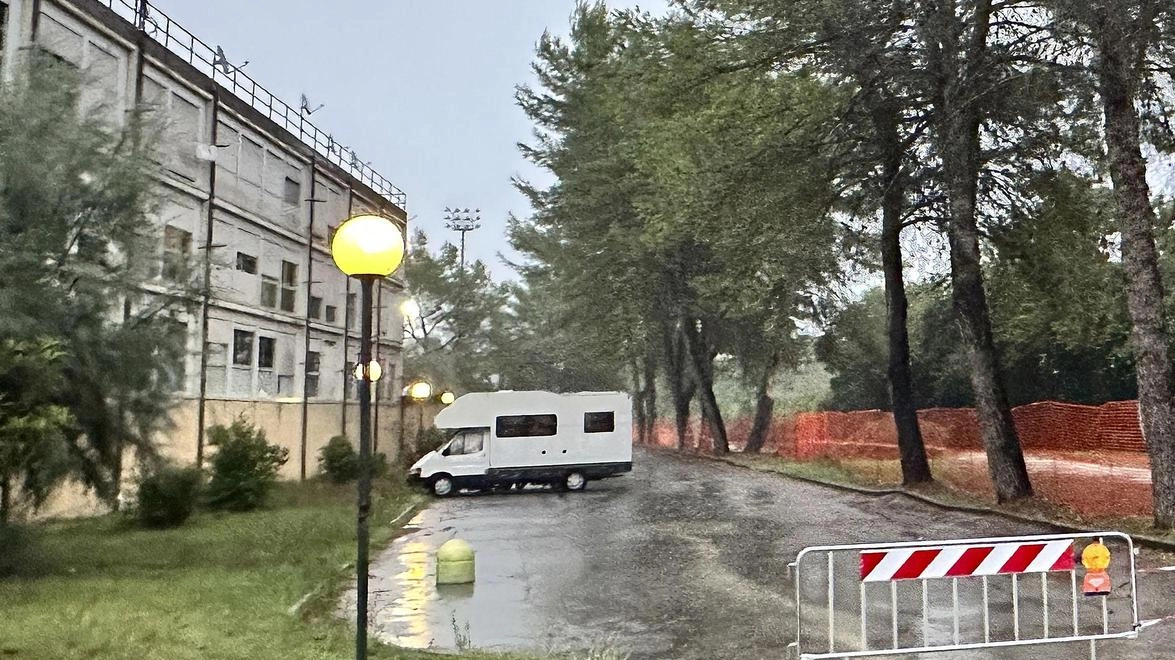 Ieri sera controlli dei pompieri sul lato di palazzo Berlinghieri Ieri sera controlli dei pompieri sul lato di palazzo Berlinghieri