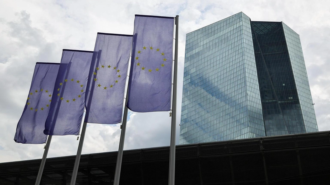 Bollettino, dazi, tensioni ed euro forte pesano su investimenti Bollettino, dazi, tensioni ed euro forte pesano su investimenti