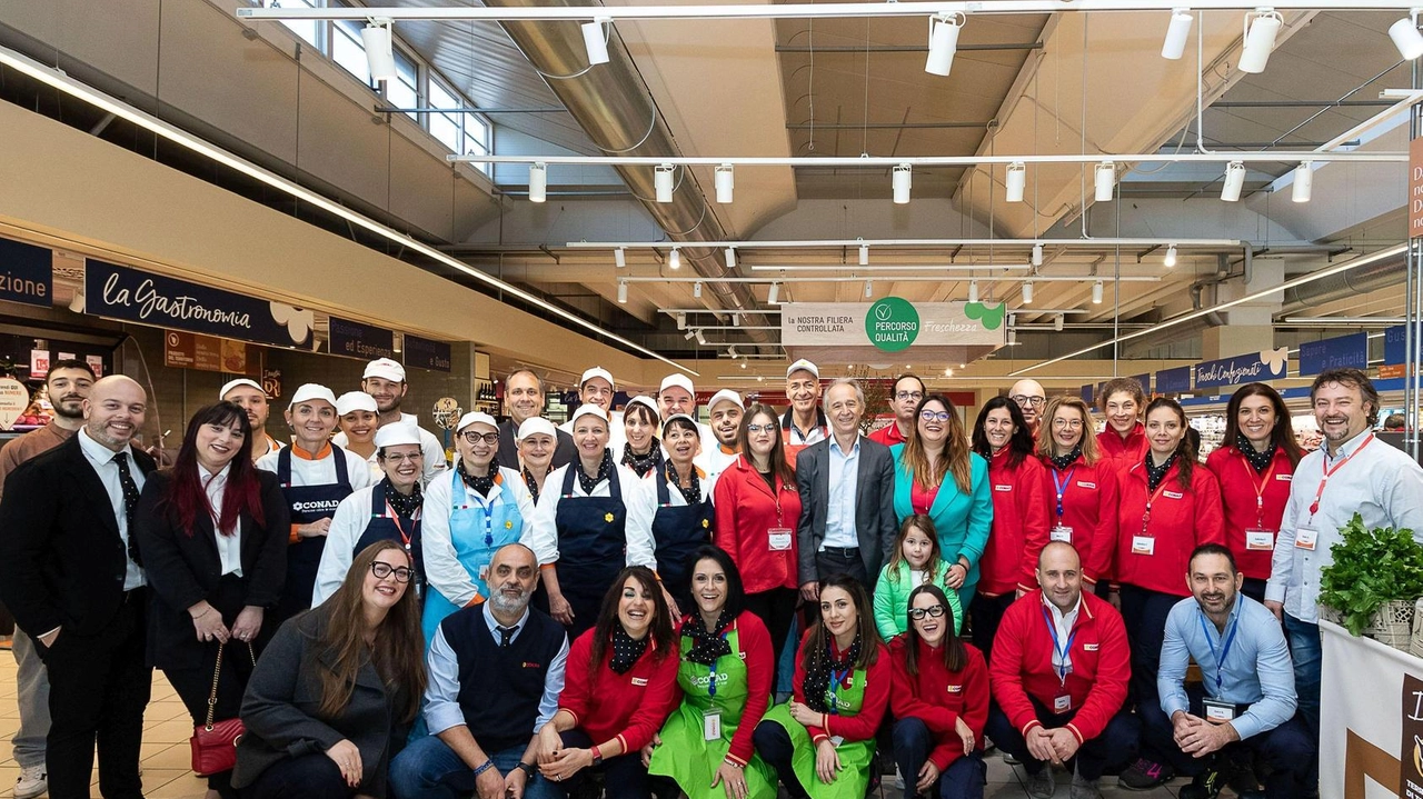 I lavori per l’apertura del punto vendita sono stati pensati per razionalizzare gli spazi: ecco tutto lo staff del negozio I lavori per l’apertura del punto vendita sono stati pensati per razionalizzare gli spazi: ecco tutto lo staff del negozio