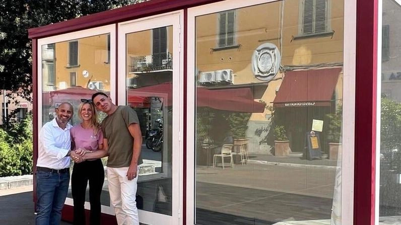 . Da sinistra, Luca Signorini. , Chiara Bonini e Pietro Cavina sul Piazzone dove è collocato il box dell’associazione Pontedera cuore granata . Da sinistra, Luca Signorini. , Chiara Bonini e Pietro Cavina sul Piazzone dove è collocato il box dell’associazione Pontedera cuore granata