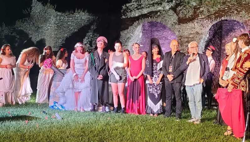 Studenti attori da applausi. I ragazzi del Liceo Rossi e la magia del teatro. Successo di ‘Lysexstrata’ Studenti attori da applausi. I ragazzi del Liceo Rossi e la magia del teatro. Successo di ‘Lysexstrata’