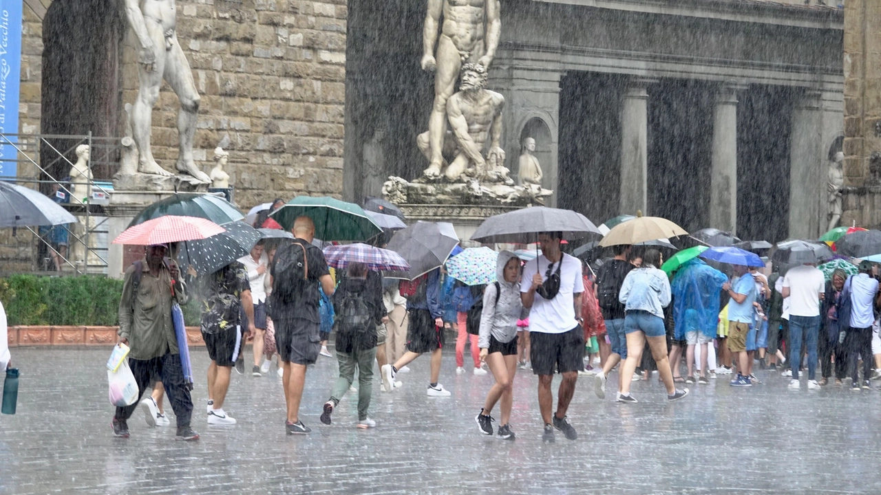 Forte temporale su Firenze. Nella foto Piazza della Signoria , turisti sotto la pioggia (New Press Photo) Forte temporale su Firenze. Nella foto Piazza della Signoria , turisti sotto la pioggia (New Press Photo)