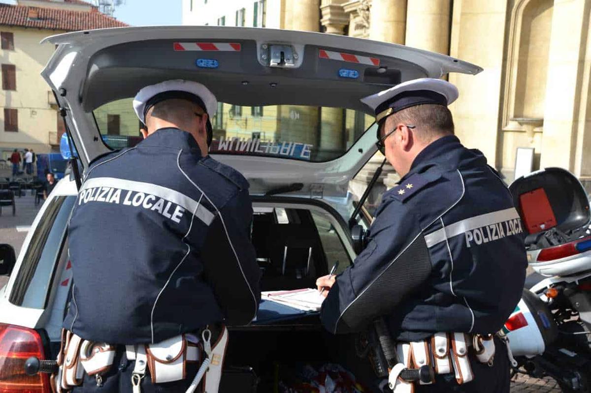 Tra i tanti minivan arrivati dalla Toscana, anche un abusivo: rischia 8mila euro di multa