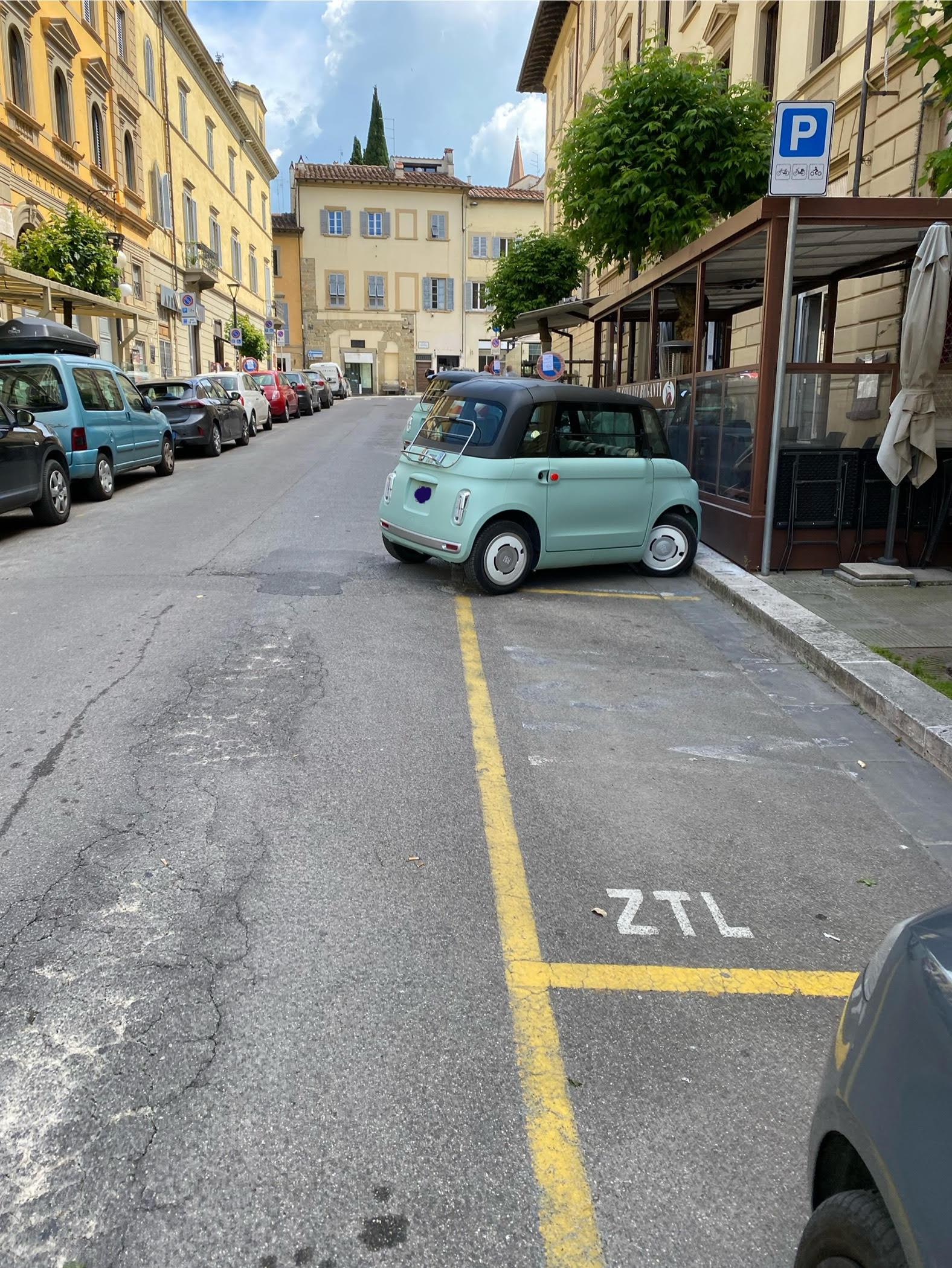 Il caso microcar: «Sostano nei parcheggi dei motorini» Il caso microcar: «Sostano nei parcheggi dei motorini»