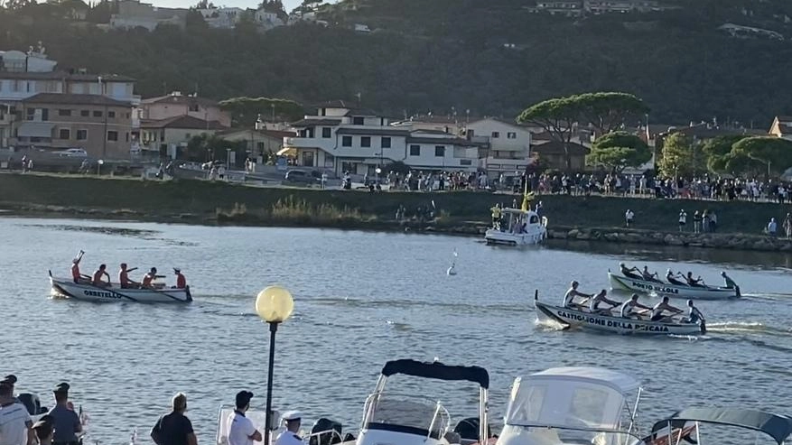 L’arrivo del Superpalio della Maremma, a Castiglione ieri: sulla sinistra vediamo esultare l’equipaggio di Orbetello, che ha vinto davanti a Porto Ercole