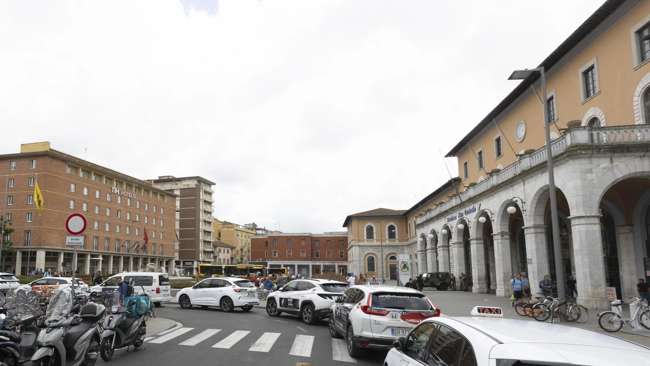 Una sfilza di taxi fermi alla Stazione centrale di Pisa Una sfilza di taxi fermi alla Stazione centrale di Pisa