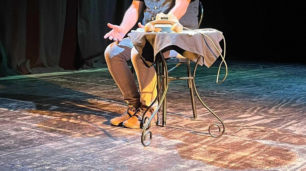 Enrico Pompeo porta sul palcoscenico del Gat Teatro lo spettacolo intitolato ’Loriano, c’è Nives a telefono’ Enrico Pompeo porta sul palcoscenico del Gat Teatro lo spettacolo intitolato ’Loriano, c’è Nives a telefono’