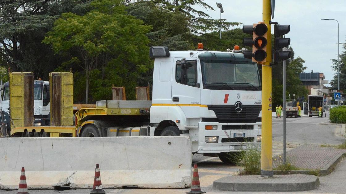https://www.lanazione.it/image-service/view/acePublic/alias/contentid/YTA3MjAxZmMtODBkMy00/0/qui-ce-il-deserto-oltre-il-cantiere-via-fiorentina-giu-passanti-e-auto.jpeg?f=16:9&w=1200&h=630