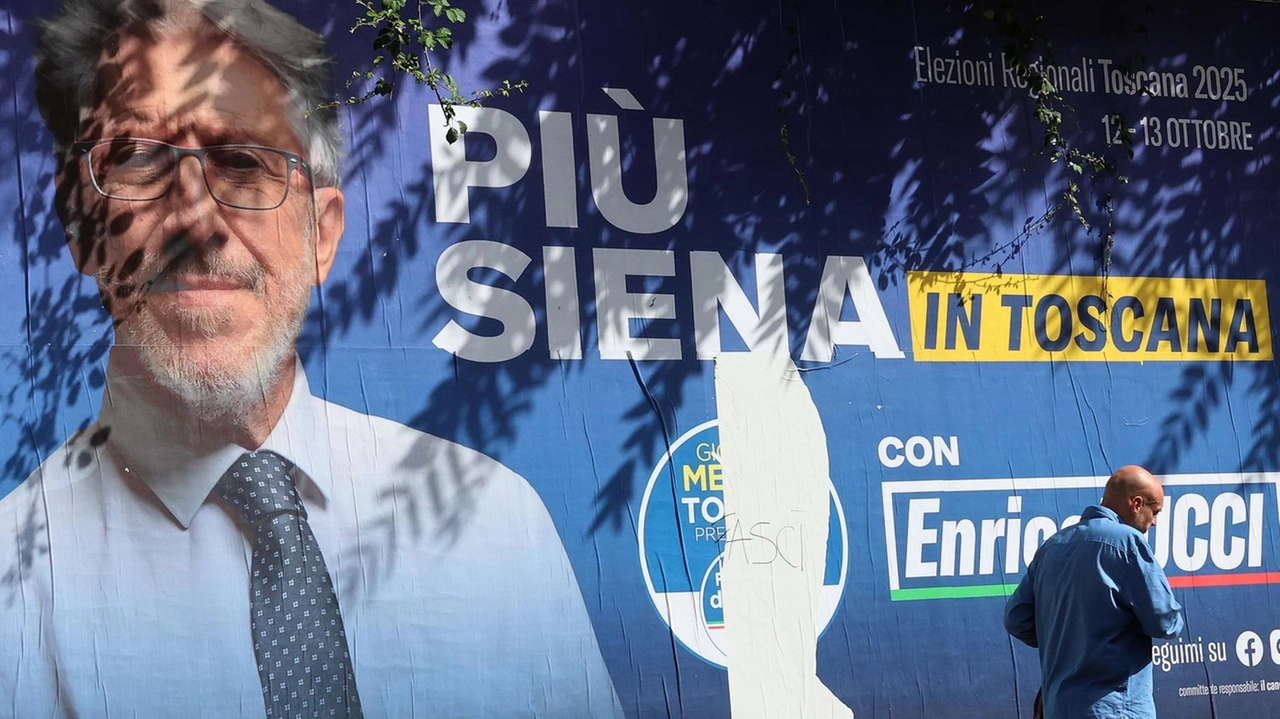 Il manifesto di Tucci strappato con la scritta ’Fasci’ Il manifesto di Tucci strappato con la scritta ’Fasci’