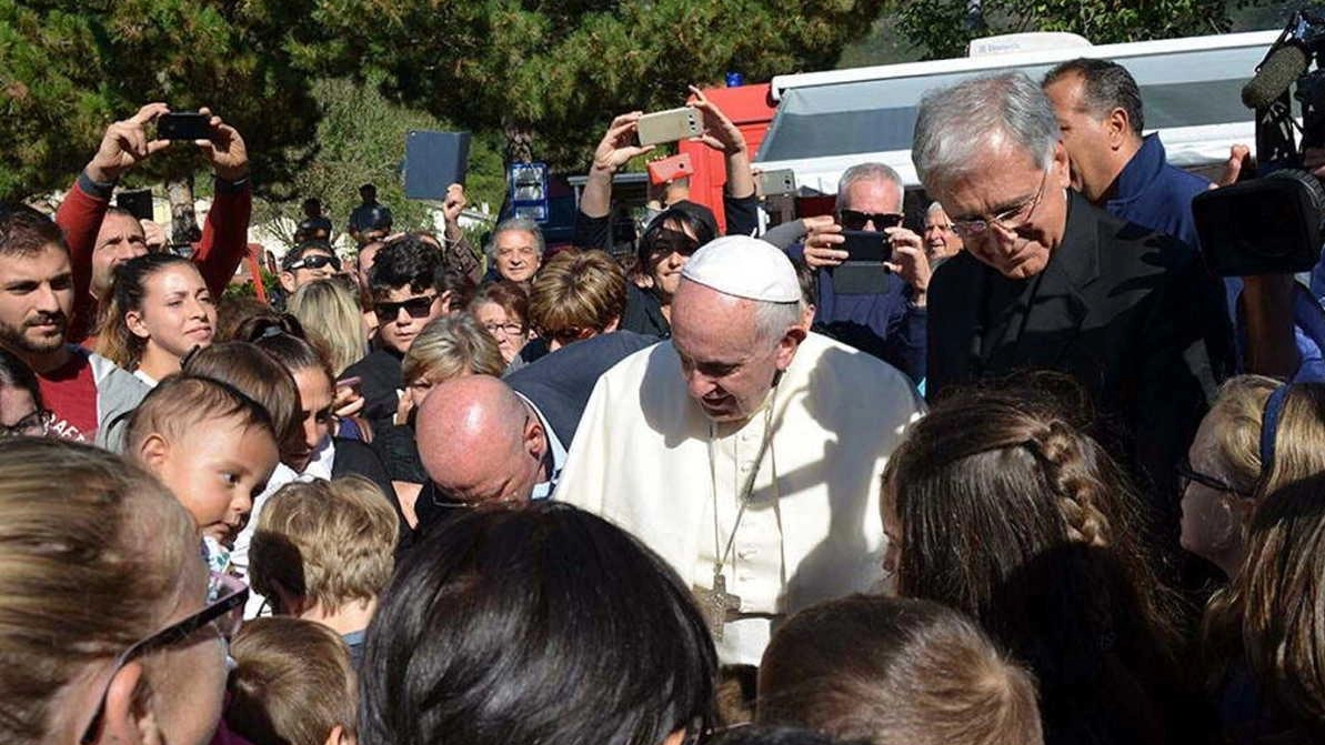 L’ex sindaco Alemanno racconta l’arrivo nelle zone colpite dal sisma: "Il Papa si recò a San Pellegrino. Fu un momento importantissimo per la nostra popolazione, che stava perdendo ogni speranza". .