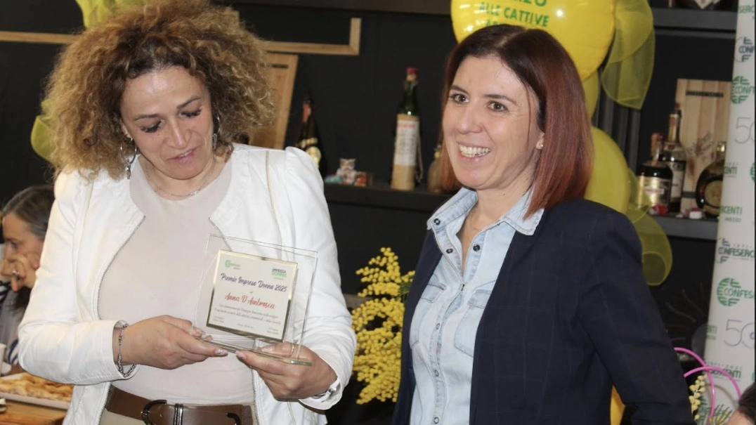 La direttrice Alvisi (a dx) con Anna D'Ambrosca La direttrice Alvisi (a dx) con Anna D'Ambrosca