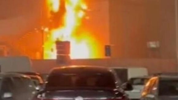 Le fiamme scoppiate all’esterno di Obi in via Udine poco dopo la mezzanotte. Fra le cause il lancio di fuochi di artificio Le fiamme scoppiate all’esterno di Obi in via Udine poco dopo la mezzanotte. Fra le cause il lancio di fuochi di artificio