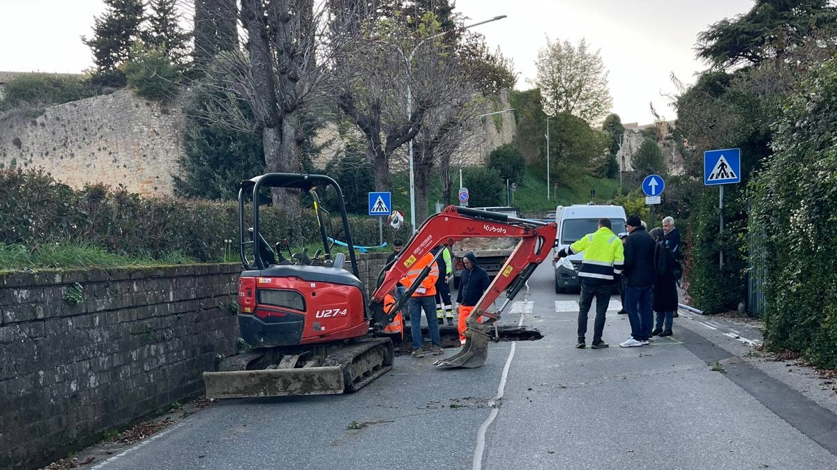 A Volterra, cedimento del manto stradale su Viale Porretti a causa di perdita d'acqua. Chiusa zona Gioconovo, lavori in corso per ripristino e sicurezza. Disagi e interventi in corso. A Volterra, cedimento del manto stradale su Viale Porretti a causa di perdita d'acqua. Chiusa zona Gioconovo, lavori in corso per ripristino e sicurezza. Disagi e interventi in corso.