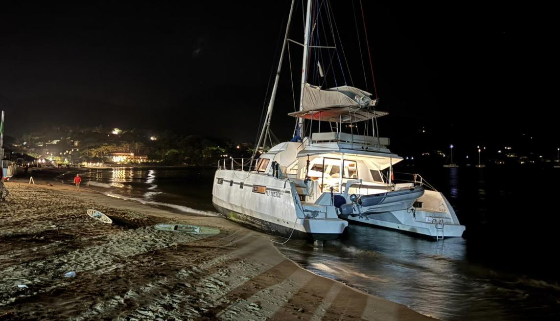 La tempesta dell’Elba scaraventa un catamarano in spiaggia: terrore a bordo