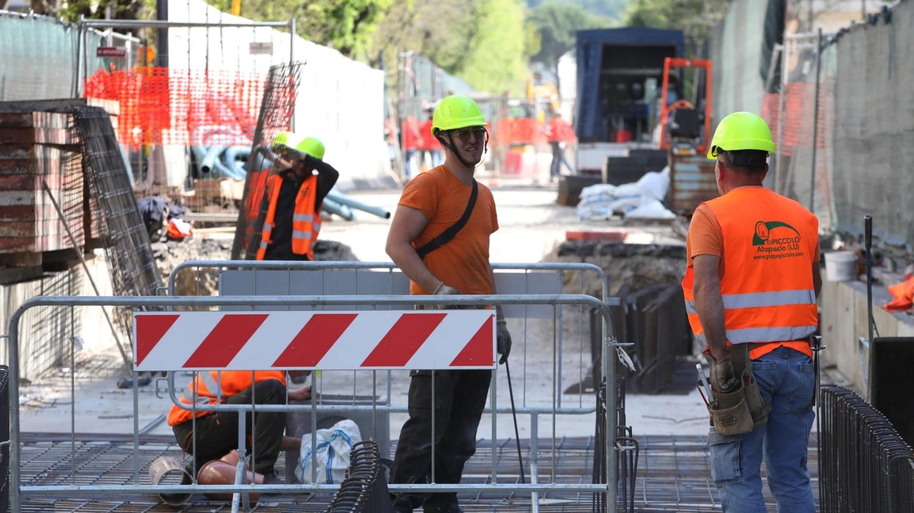 Operai al lavoro in uno dei cantieri del viale Giannotti a Gavinana Operai al lavoro in uno dei cantieri del viale Giannotti a Gavinana