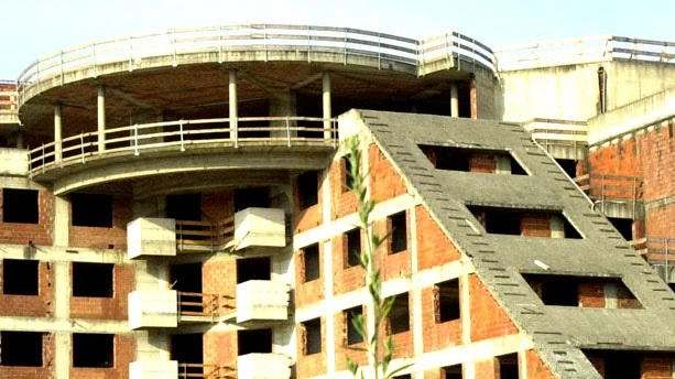 L’ecomostro che da 34 anni dà il benvenuto a chi entra in città L’ecomostro che da 34 anni dà il benvenuto a chi entra in città