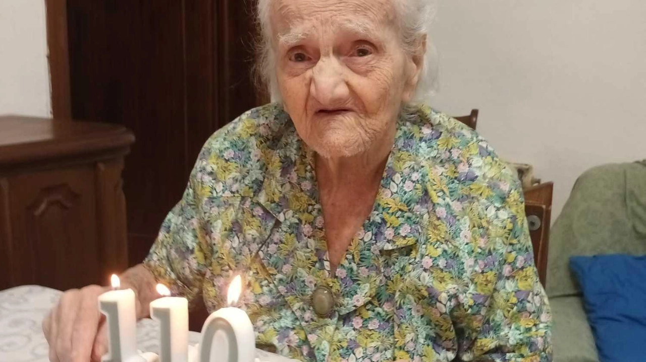 Auretta Franceschi ha compiuto da poco 110 anni, divenendo la prima supercentenaria nella zona della Versilia e di Viareggio, ventitreesima in Italia e quinta in Toscana Auretta Franceschi ha compiuto da poco 110 anni, divenendo la prima supercentenaria nella zona della Versilia e di Viareggio, ventitreesima in Italia e quinta in Toscana
