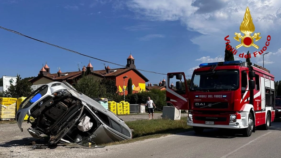 La scena dell'incidente accaduto a Pontedera. L'auto è finita nel fosso. L'uomo è stato portato in ospedale La scena dell'incidente accaduto a Pontedera. L'auto è finita nel fosso. L'uomo è stato portato in ospedale