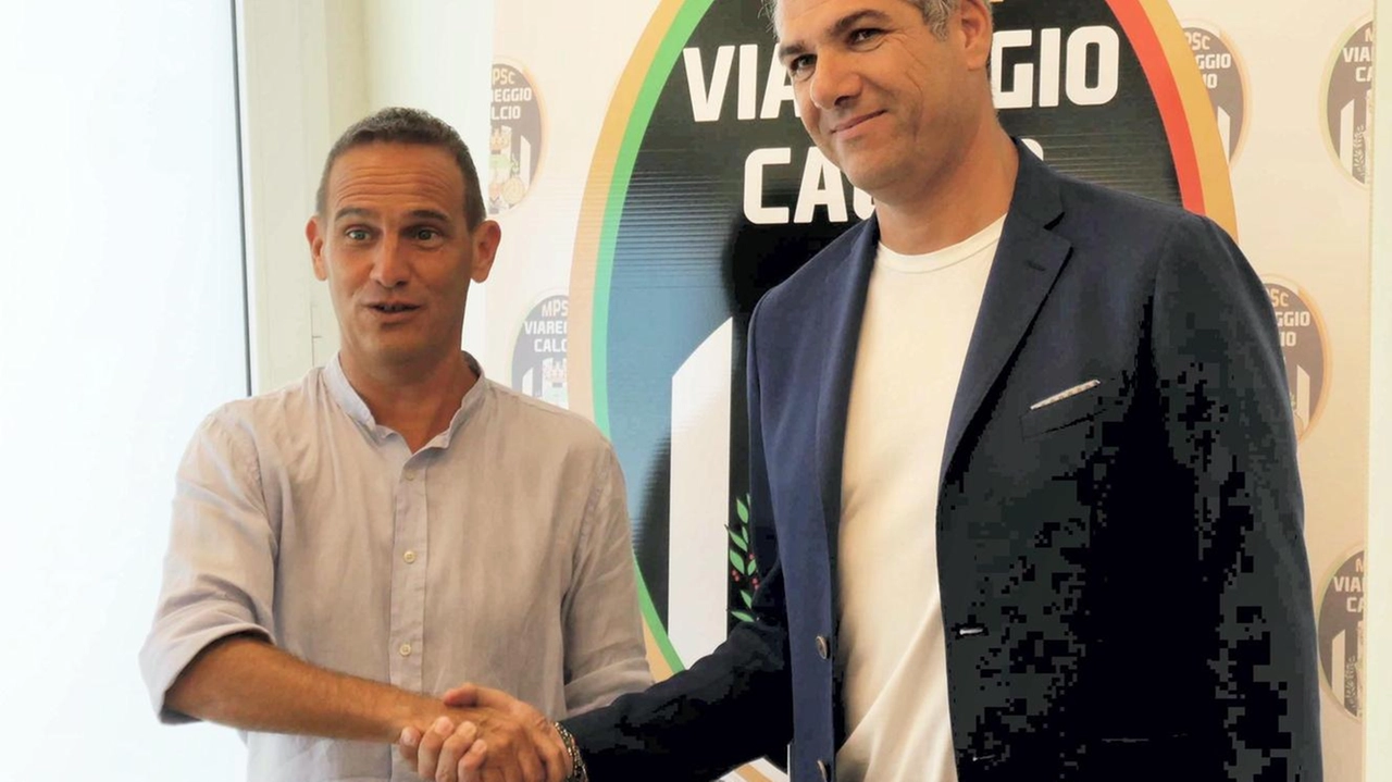 Il nuovo allenatore del Viareggio Vangioni stringe la mano al presidente Del Pistoia Il nuovo allenatore del Viareggio Vangioni stringe la mano al presidente Del Pistoia