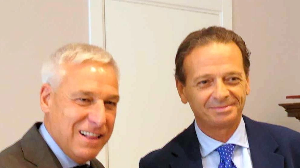 Stretta di mano tra il sindaco Giorgio Del Ghingaro e Fabrizio Miracolo (Foto Umicini) Stretta di mano tra il sindaco Giorgio Del Ghingaro e Fabrizio Miracolo (Foto Umicini)