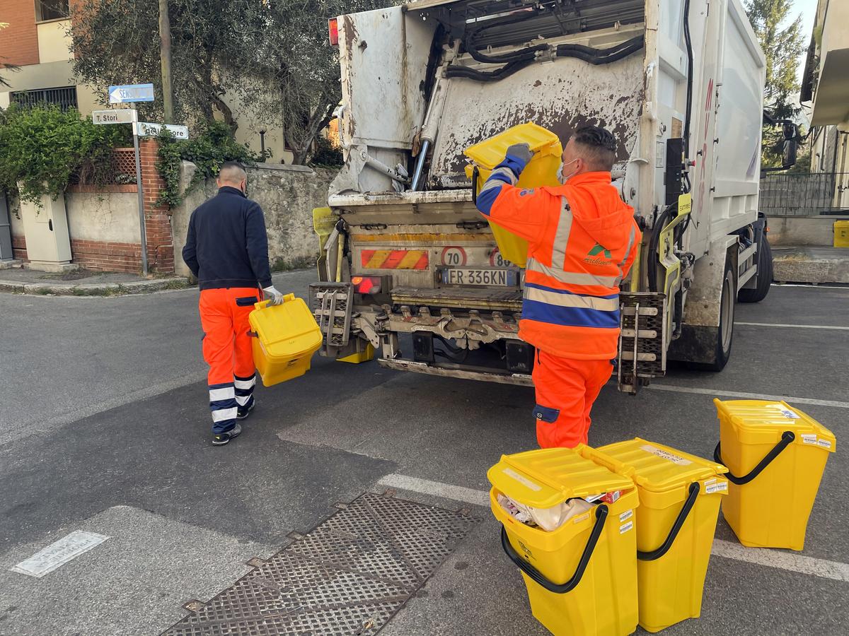 Supermulta per i rifiuti. Noto professionista dovrà pagare 20mila euro: smaltiva sacchi nel canale Supermulta per i rifiuti. Noto professionista dovrà pagare 20mila euro: smaltiva sacchi nel canale
