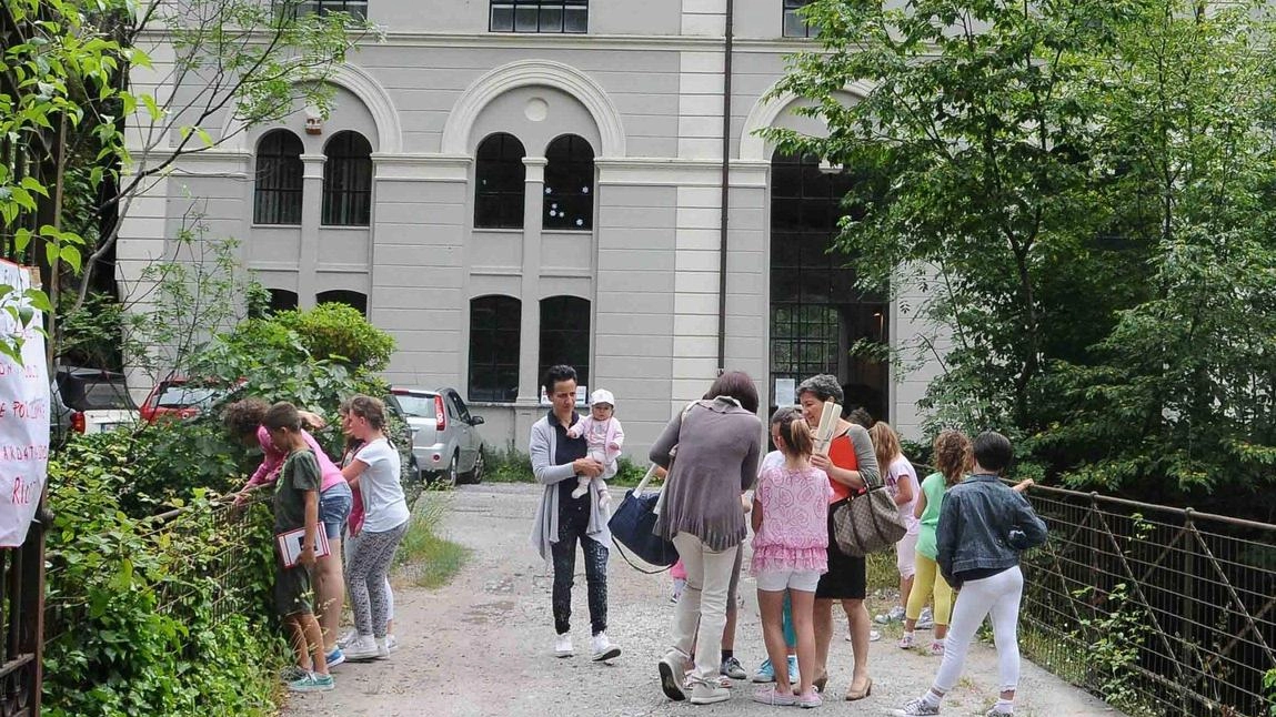 Ragazzi in visita alla storica struttura della filanda a Forno in una bella foto di repertorio Ragazzi in visita alla storica struttura della filanda a Forno in una bella foto di repertorio