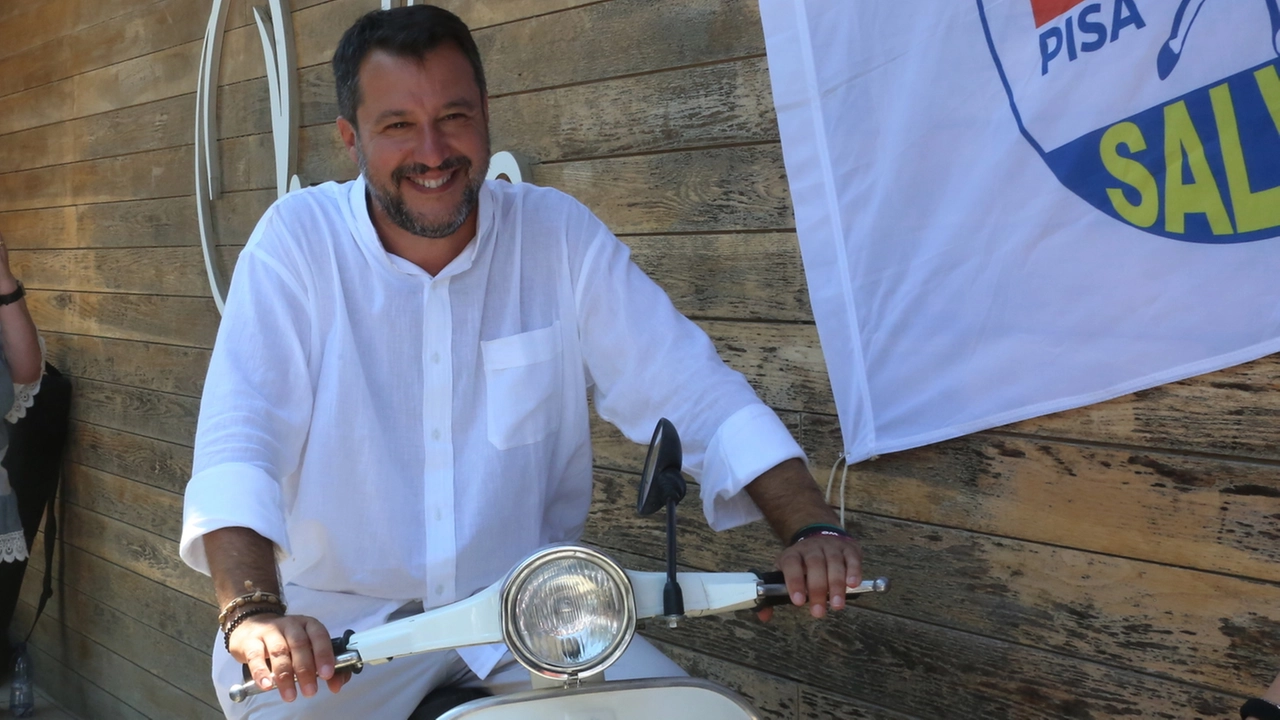 Sopra, Eugenio Leone vicepresidente del Vespa club. A sinistra, il vicepremier Matteo Salvini a Pontedera. Sotto, il cartello di divieto ai veicoli euro 0 e 1 in centro città Sopra, Eugenio Leone vicepresidente del Vespa club. A sinistra, il vicepremier Matteo Salvini a Pontedera. Sotto, il cartello di divieto ai veicoli euro 0 e 1 in centro città