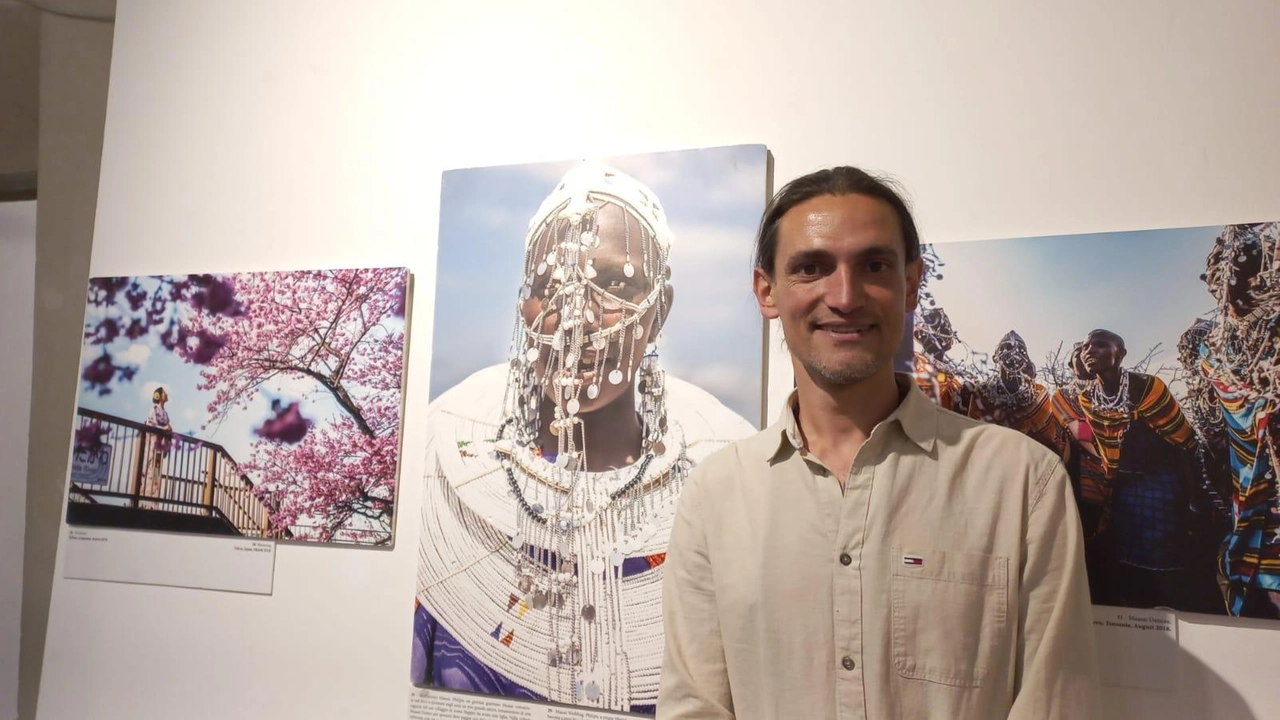 Stefano Lotumolo davanti ad alcune delle sue opere, nelle Sale Affrescate Stefano Lotumolo davanti ad alcune delle sue opere, nelle Sale Affrescate
