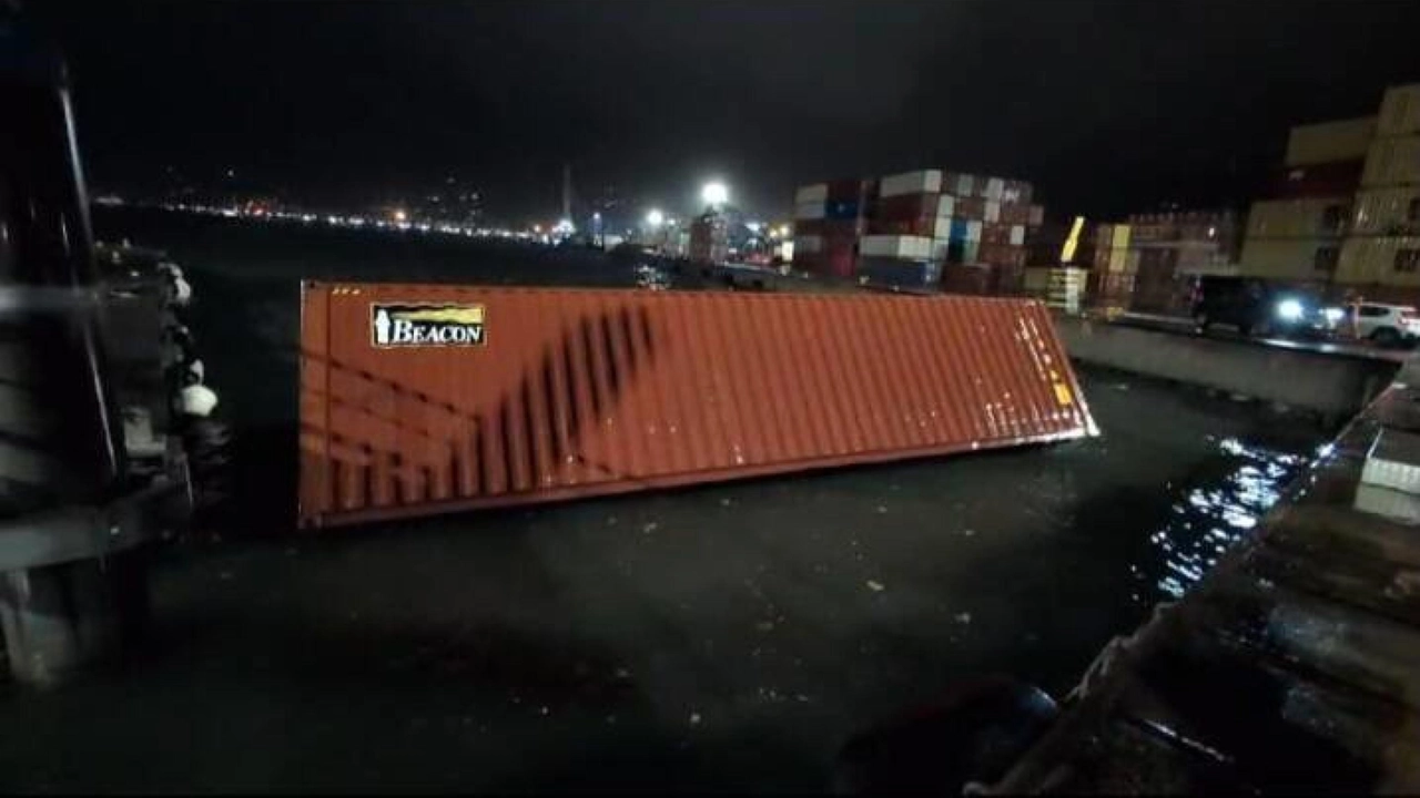 Il container finito in mare a La Spezia Il container finito in mare a La Spezia