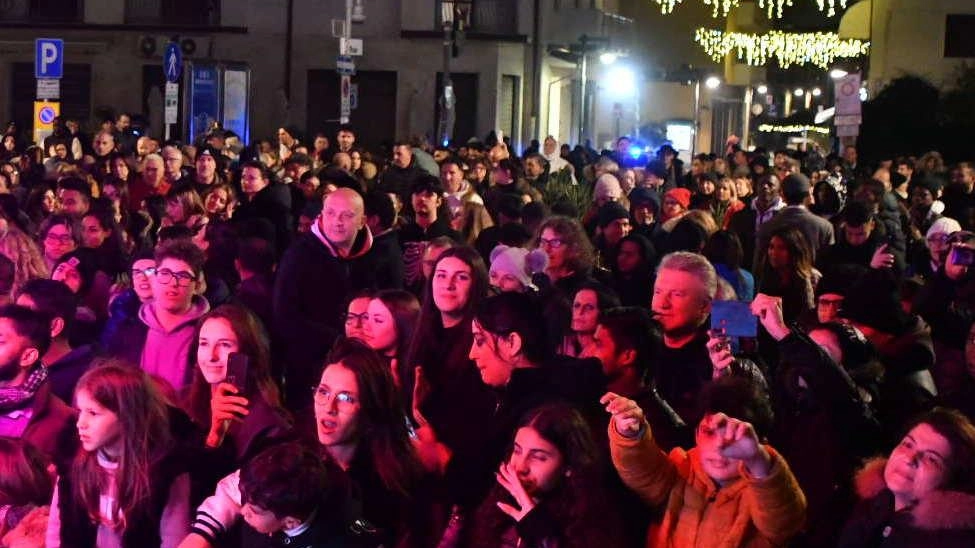 Tutto pronto per la festa di Capodanno a Marina di Massa con musica e balli in piazza Betti e fuochi d’artificio dal pontile Tutto pronto per la festa di Capodanno a Marina di Massa con musica e balli in piazza Betti e fuochi d’artificio dal pontile
