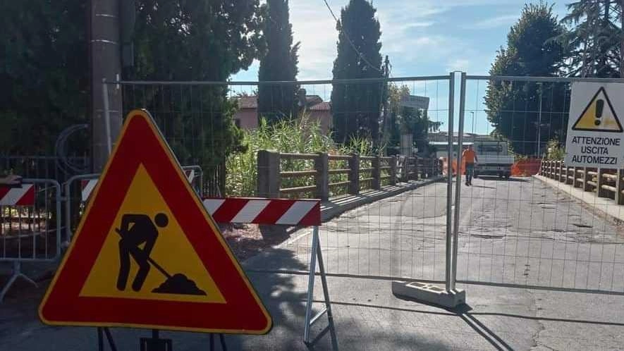 La maggioranza ha definitivamente bocciato la richiesta dei residenti in consiglio comunale. La soluzione proposta è realizzare un passaggio temporaneo che porti fino alla via Cisa. La maggioranza ha definitivamente bocciato la richiesta dei residenti in consiglio comunale. La soluzione proposta è realizzare un passaggio temporaneo che porti fino alla via Cisa.