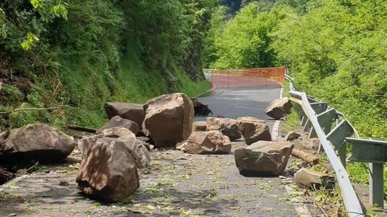 La frana che si è abbattuta sulla strada provinciale 8, provocandone la chiusura. L’arteria è chiusa dalla scorsa primavera La frana che si è abbattuta sulla strada provinciale 8, provocandone la chiusura. L’arteria è chiusa dalla scorsa primavera