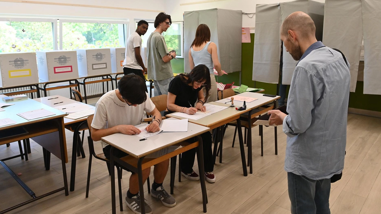 Urne aperte anche oggi fino alle 15 Urne aperte anche oggi fino alle 15
