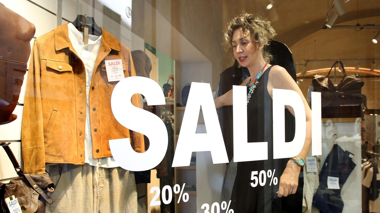 Saldi dal 20 al 50% ma negozi vuoti Tanti i commercianti che nelle prime due settimane di sconti stanno arrancando Molti clienti entrano nei negozi e dopo aver dato uno sguardo ai prodotti e alle etichette vanno via senza aver acquistato nulla