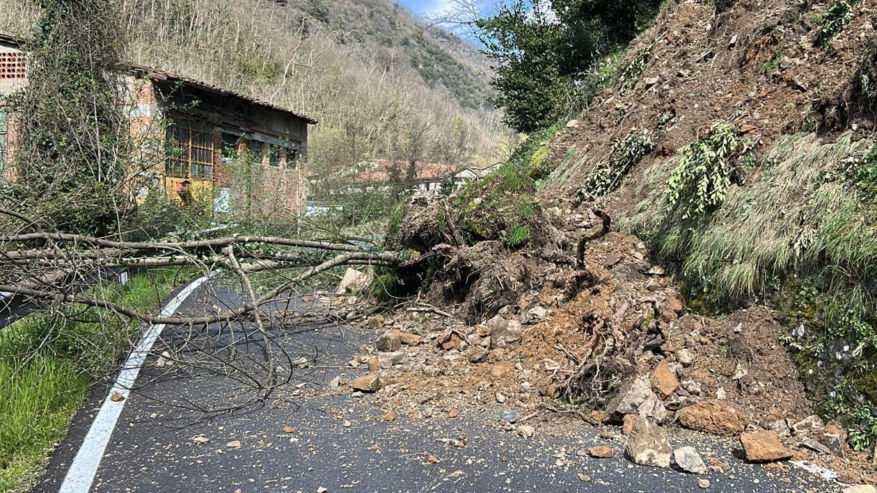 La frana sulla SP34 Val di Forfora fra Ponte di Sorana e Lanciole al confine fra Pescia e. San Marcello