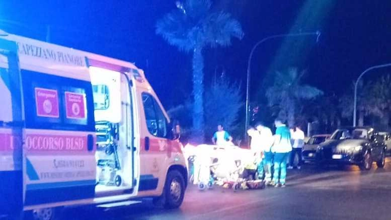 Un’ambulanza di notte a Marina dopo una rissa all’esterno di una discoteca Un’ambulanza di notte a Marina dopo una rissa all’esterno di una discoteca