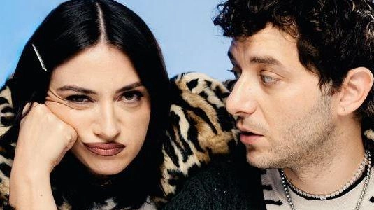 La Rappresentante di Lista presenta "Giorni felici" al Teatro Cartiere Carrara: un album che esplora la complessità della felicità e delle emozioni umane attraverso undici nuove canzoni.
