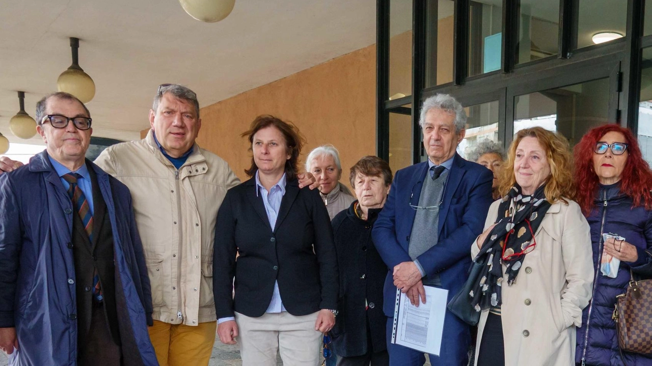 I rappresentanti delle associazioni e l’avvocato Valentina Antonini all’ingresso del tribunale