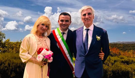 Il sindaco celebra il matrimonio della sindaca: la cerimonia speciale Il sindaco celebra il matrimonio della sindaca: la cerimonia speciale