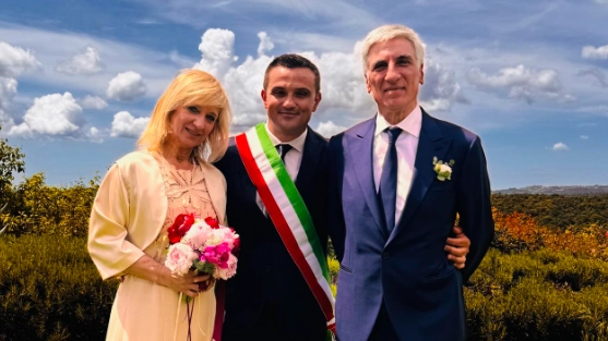 Francesco Limatola, al centro con fascia tricolore, e gli sposi a Casal di Pari Francesco Limatola, al centro con fascia tricolore, e gli sposi a Casal di Pari