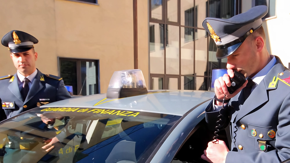 Denunciato per ricettazione dalla guardia di finanza. un uomo che nel bagagliaio dell’auto aveva. monili in argento. per un. valore commerciale di circa 250mila euro Denunciato per ricettazione dalla guardia di finanza. un uomo che nel bagagliaio dell’auto aveva. monili in argento. per un. valore commerciale di circa 250mila euro