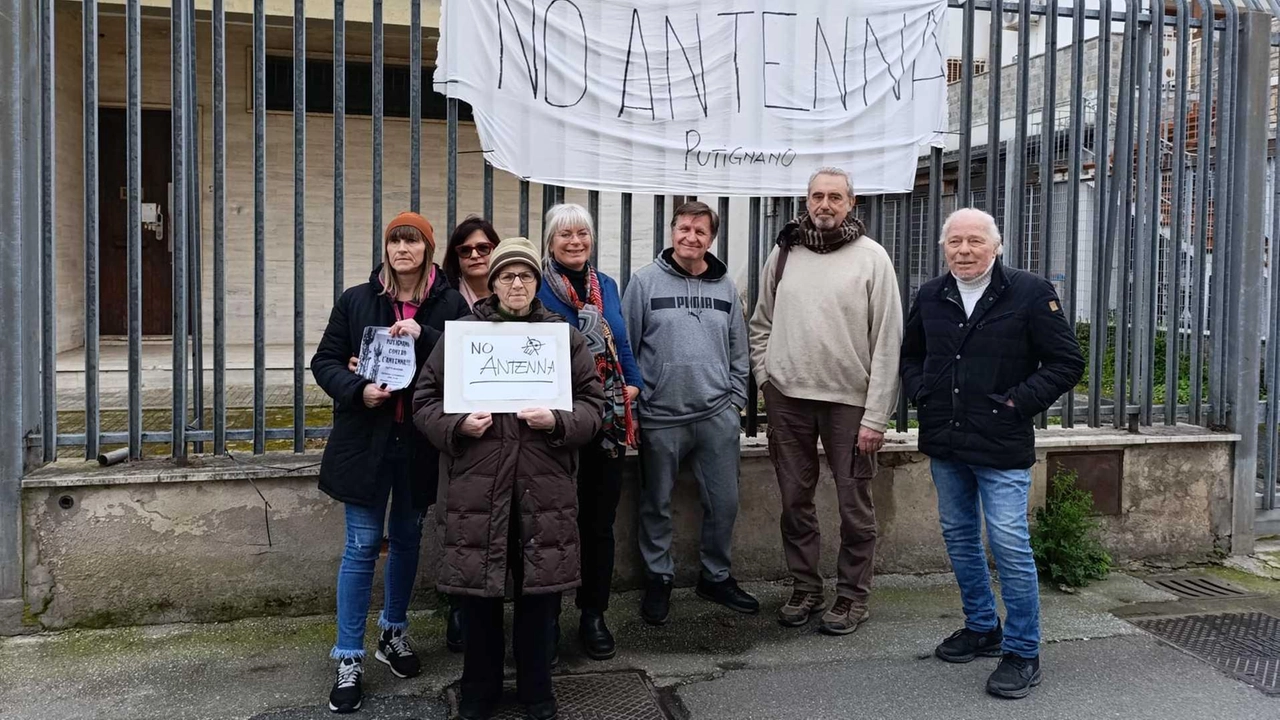 Una torre alta 34 metri nel cuore dell’abitato e a due passi da centro medico e parco dei bambini. I residenti: "Poche speranze, ma andiamo avanti". Una torre alta 34 metri nel cuore dell’abitato e a due passi da centro medico e parco dei bambini. I residenti: "Poche speranze, ma andiamo avanti".