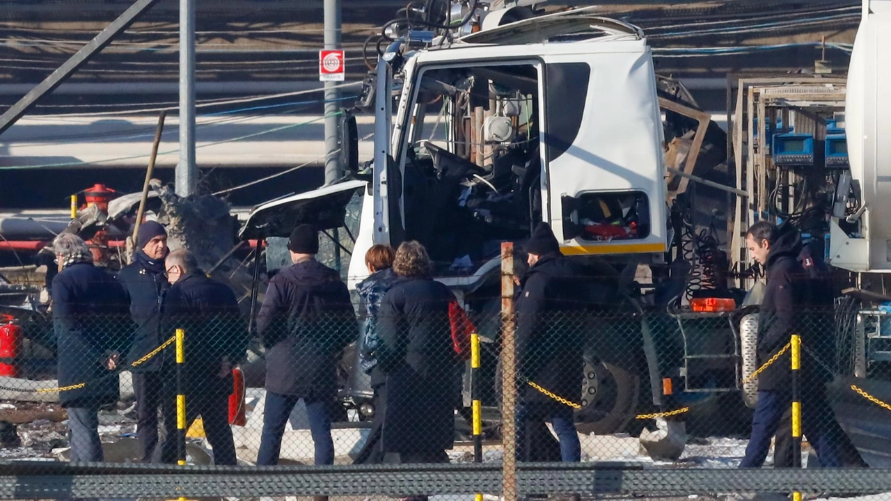 Un sopralluogo dopo la strage al deposito Eni dello scorso 9 dicembre (FotoGermogli) Un sopralluogo dopo la strage al deposito Eni dello scorso 9 dicembre (FotoGermogli)