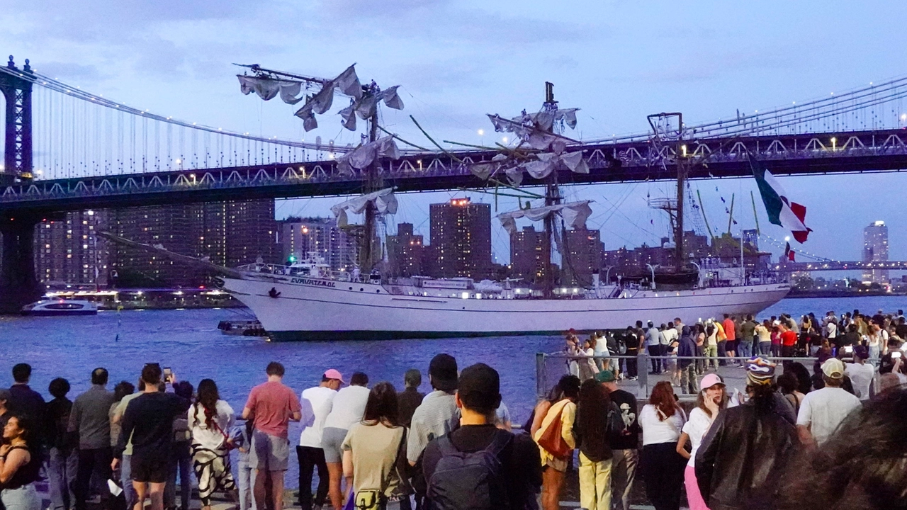 New York, nave scuola della Marina messicana si schianta contro il ponte di Brooklyn: due morti e 17 feriti