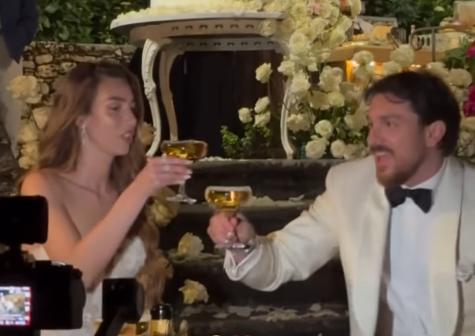 La coppia di Uomini e Donne si sposa in Toscana: il matrimonio e la festa La coppia di Uomini e Donne si sposa in Toscana: il matrimonio e la festa