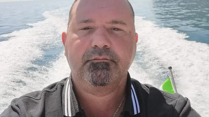 Un momento spensierato di Fabio Lazzoni, nativo di Tellaro, grande appassionato delle uscite in mare a bordo della sua imbarcazione Un momento spensierato di Fabio Lazzoni, nativo di Tellaro, grande appassionato delle uscite in mare a bordo della sua imbarcazione